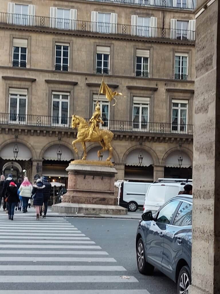 פסל ז'אן ד'ארק | פריז, דצמבר 2022 | שירי לב